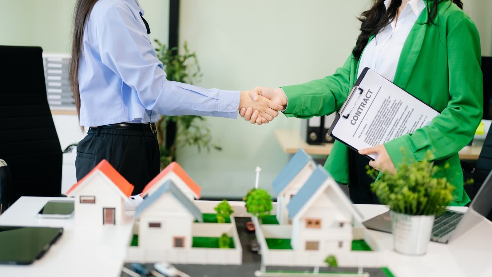 موقع بناء لمشروع سكني قيد الإنشاء